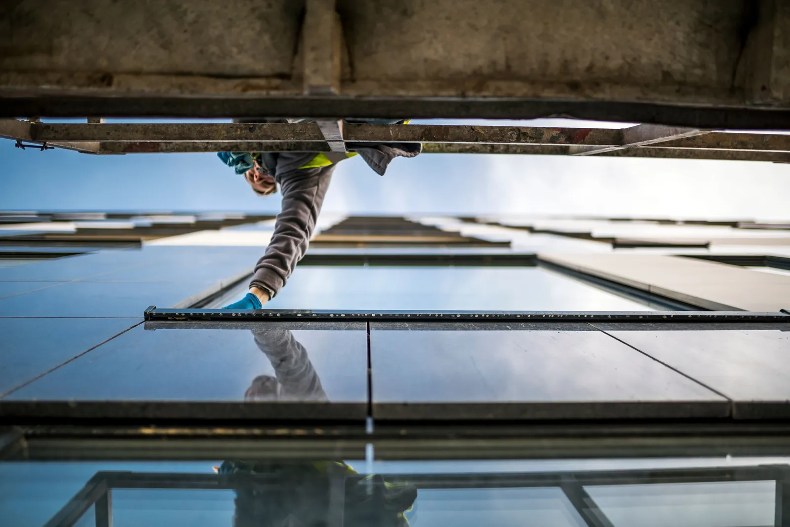 Monteur die oud dubbel glas vervangt door modern HR++ isolatieglas in een houten kozijn