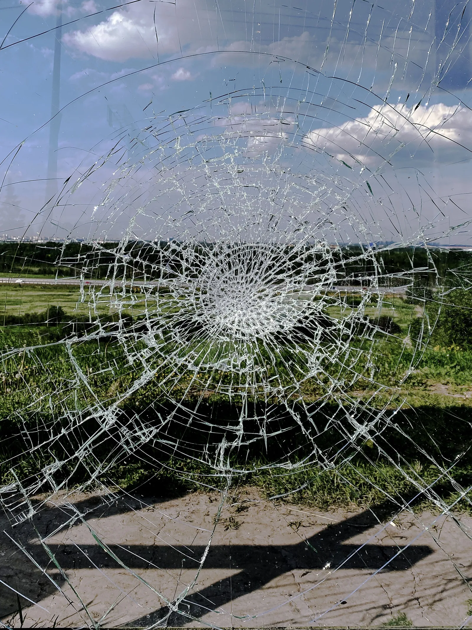 Doorsnede van gelaagd glas met twee glasplaten en een folielaag ertussen