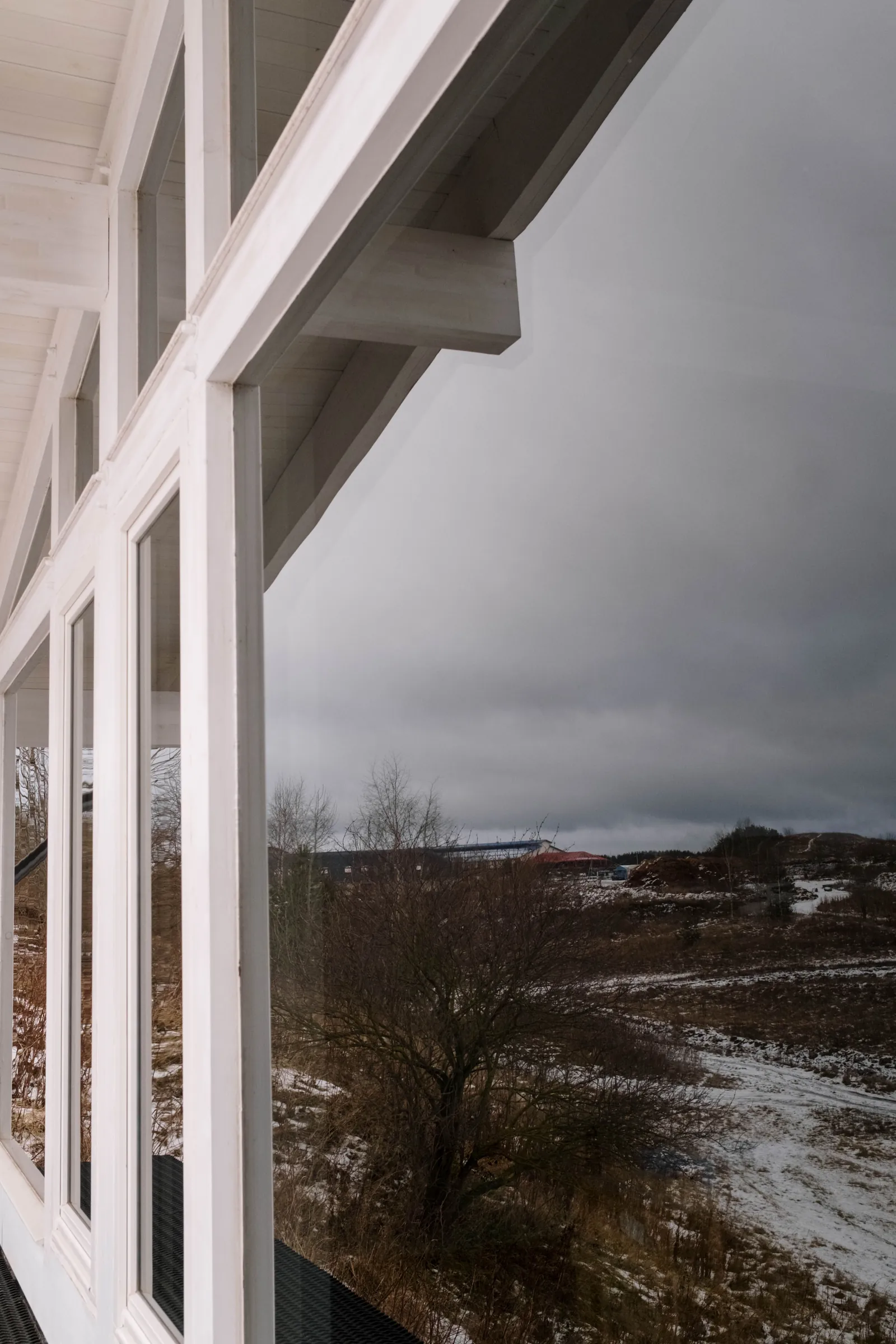 Doorsnede van HR++ isolatieglas met twee glasplaten, een met argon gevulde spouw en een warmtereflecterende coating