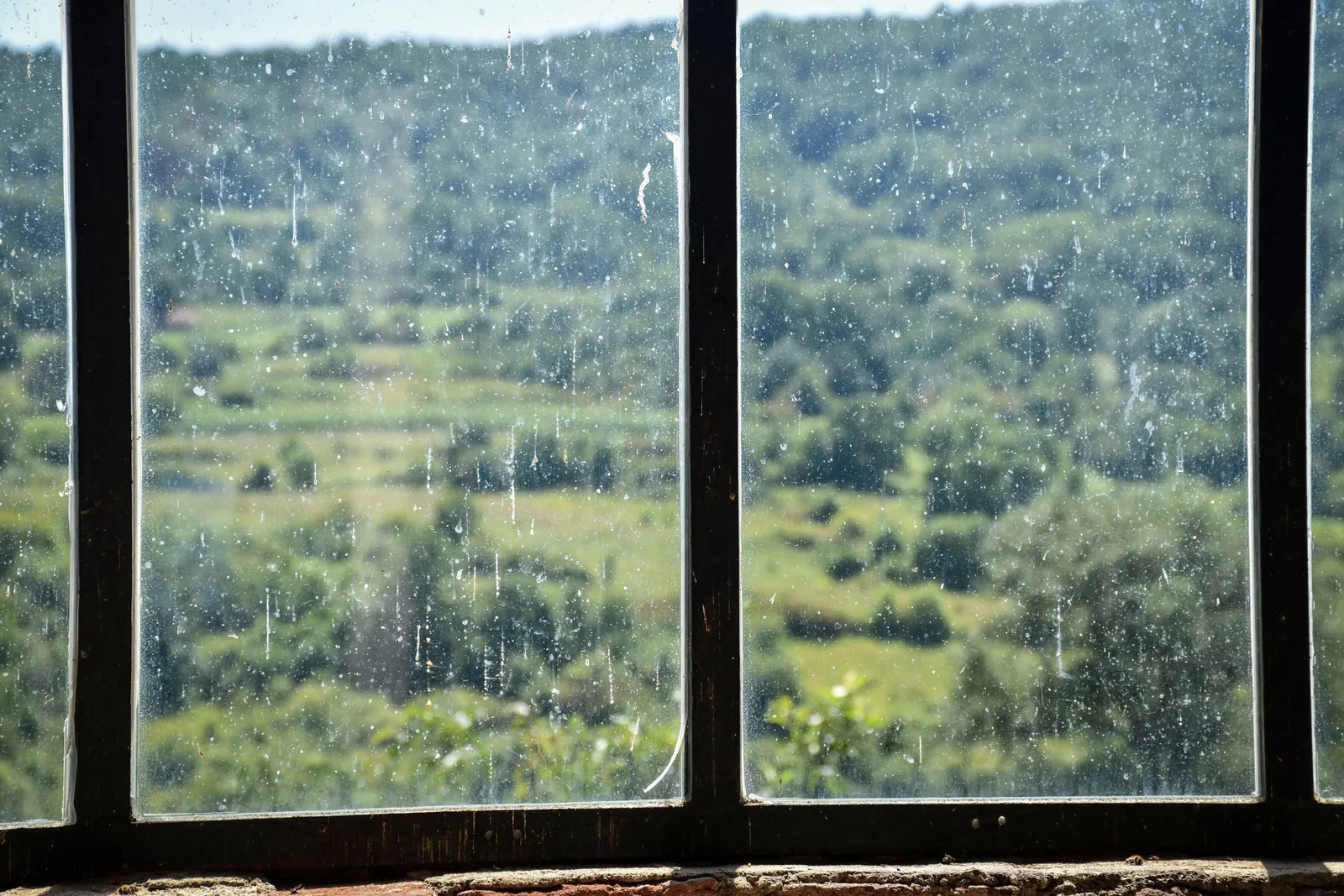 Detail van een lichte kras in glas die bij zonlicht zichtbaar wordt
